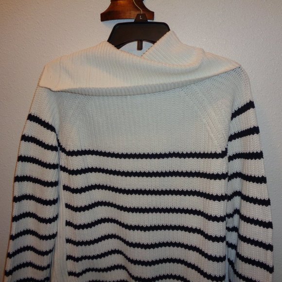 Croft & Barrow Sweater Size Medium - Picture 7 of 9